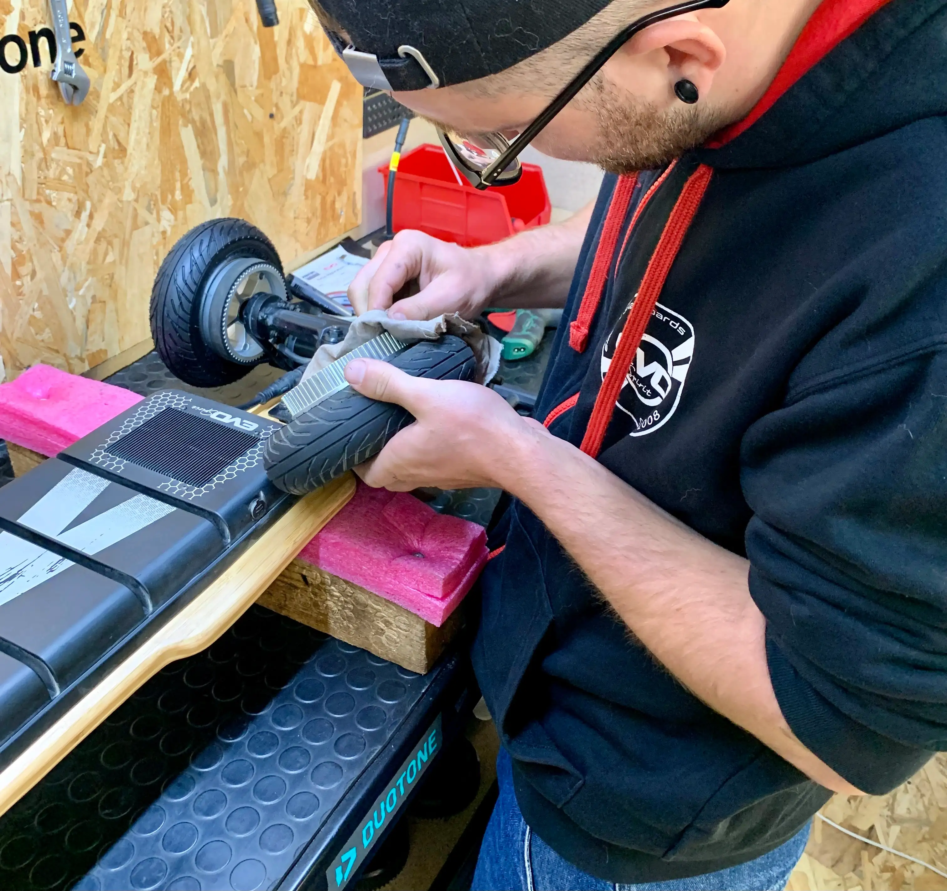 Yvan en train de nettoyer des drives gear