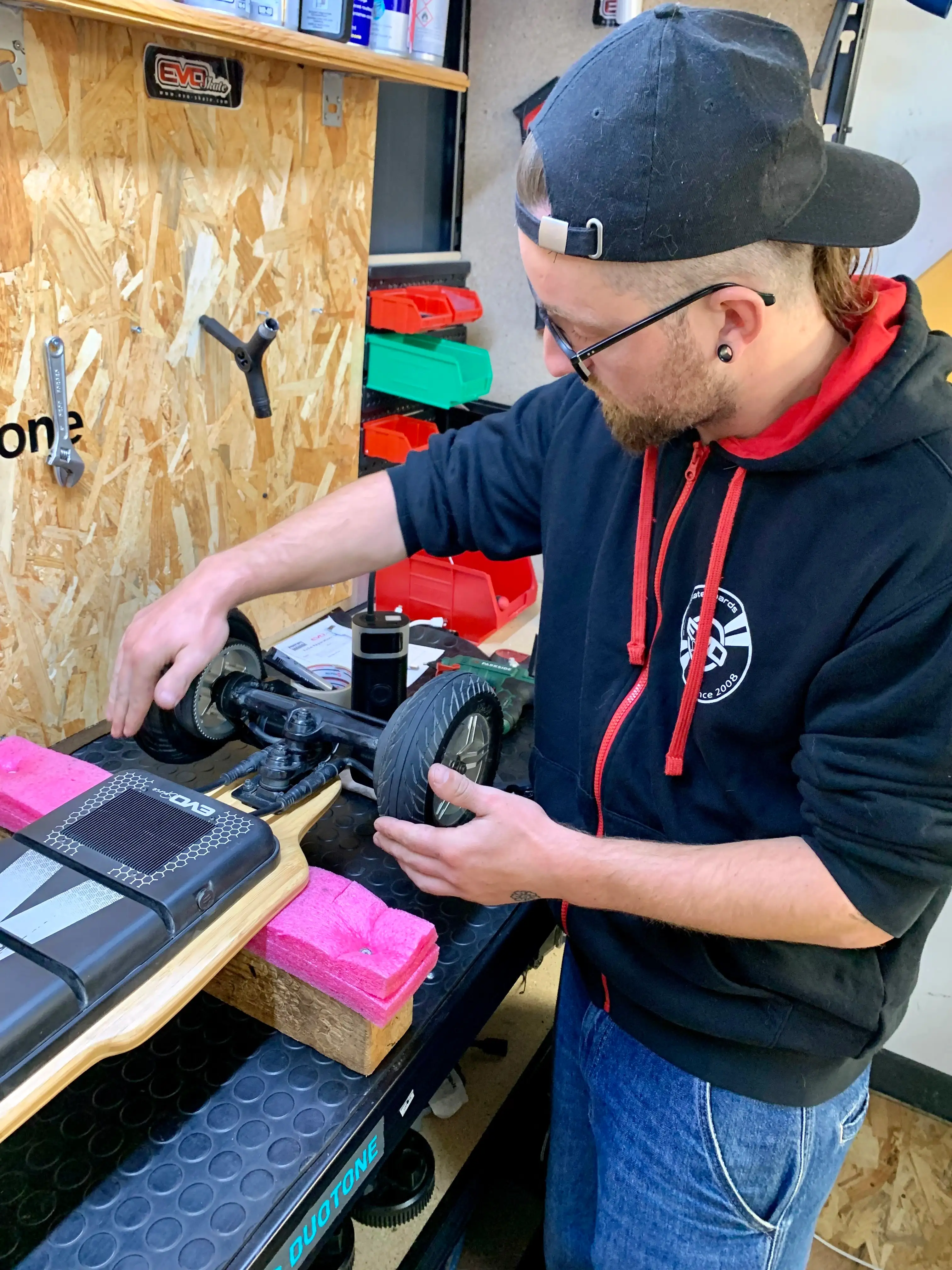 Yvan en train de vérifier la rotation des roues