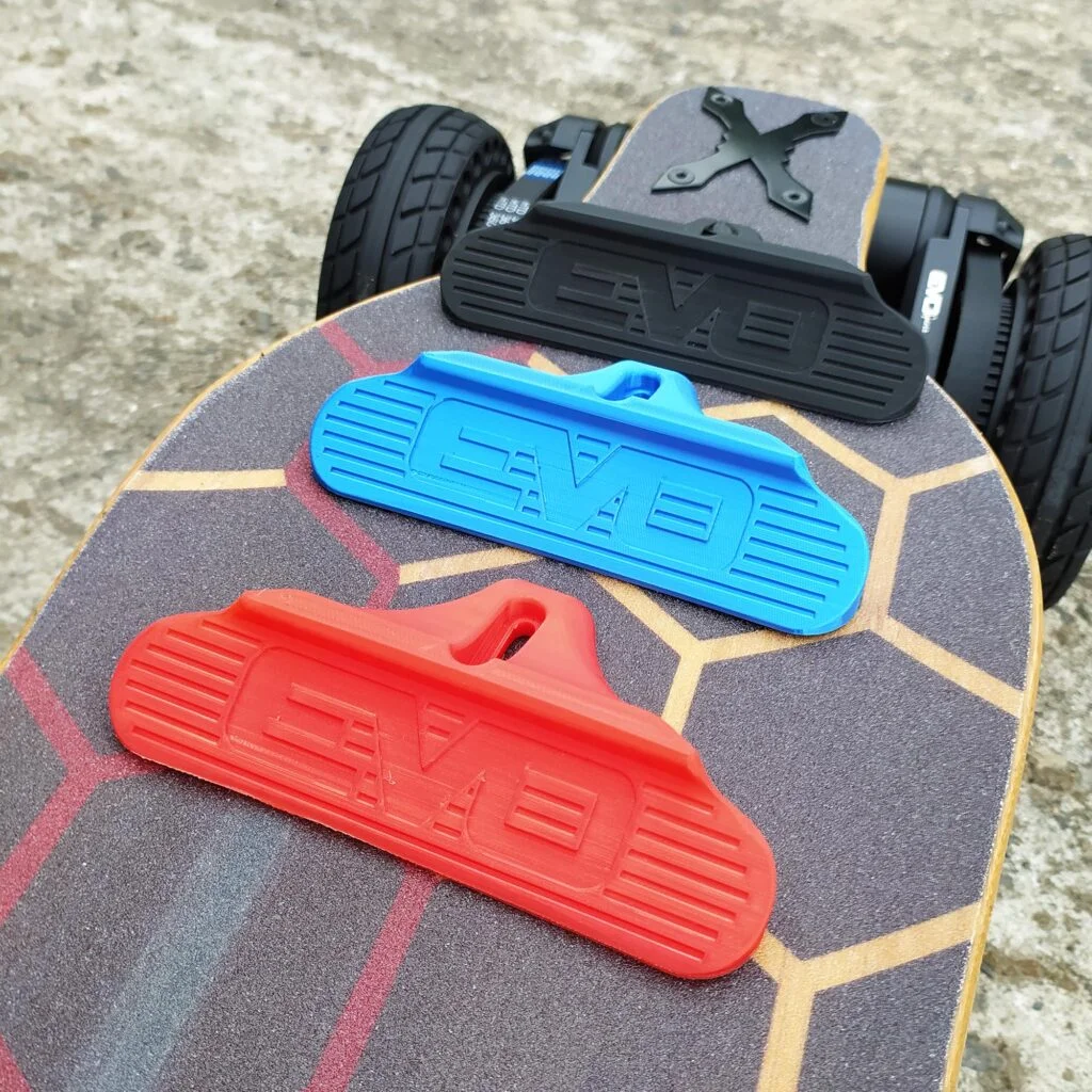Foot-stop pour caler le pied arrière sur un skate électrique